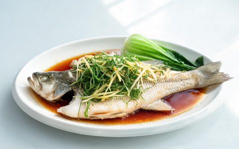 清蒸鲈鱼鲜嫩！开海后记住这3点鱼肉不柴不腥