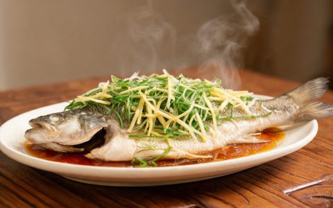 清蒸鲈鱼10分钟搞定！记住这2点肉质嫩滑不腥