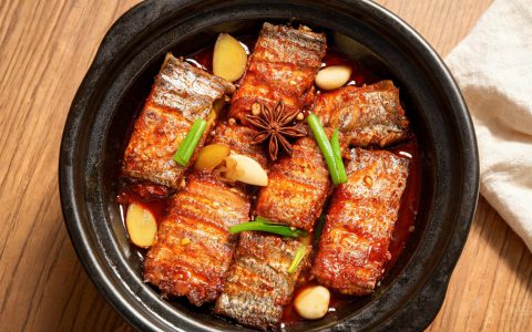 红烧带鱼怎么做不腥不碎？3步炖出家常味！