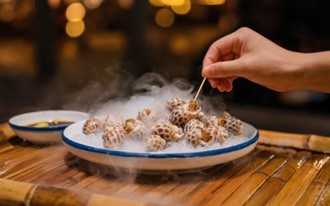 白灼花螺：沸水煮3分钟，螺盖一掉就捞！