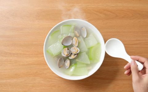 蛤蜊冬瓜汤：吐沙2小时，汤清味鲜不腥！