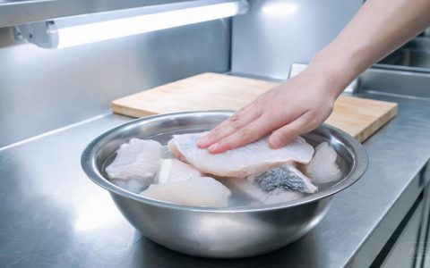 冻品海鲜别用热水解冻！后厨3步去腥保水
