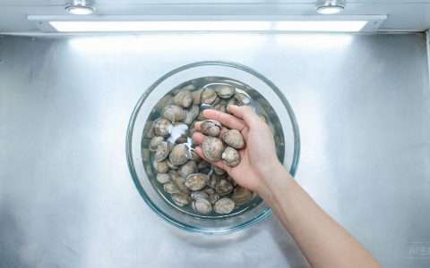 贝类吐沙三小时还牙碜！后厨预处理的4个细节