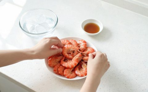 白灼虾怎么做才弹牙不缩水？记住焯水和冰镇两步