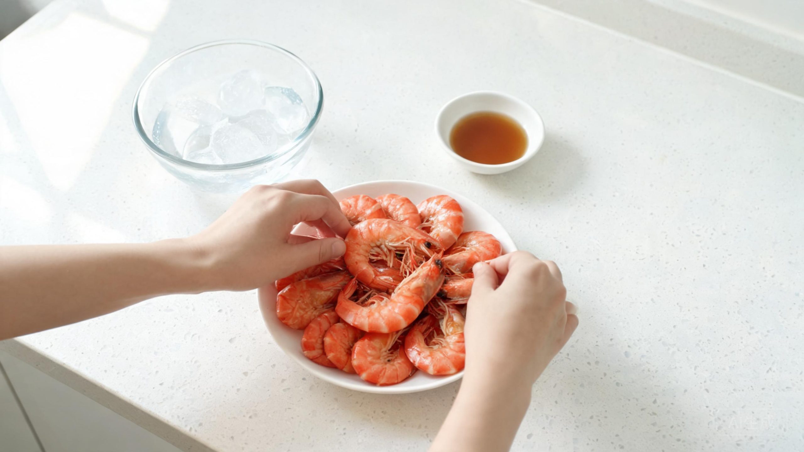 白灼虾怎么做才弹牙不缩水?记住焯水和冰镇两步