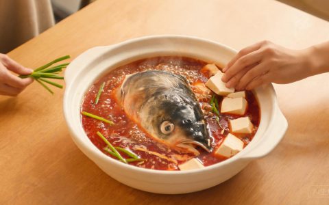 鱼头火锅翻红，鳙鱼鱼头怎么选、怎么备