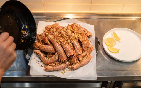 椒盐濑尿虾，壳酥肉不柴靠两步