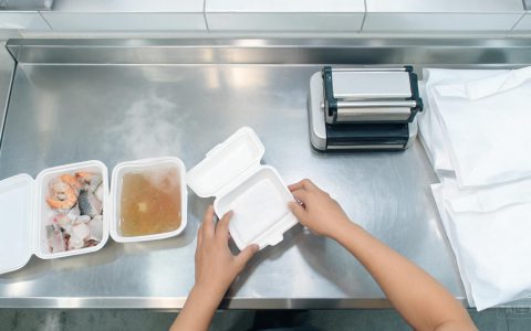 海鲜外卖送到手，盒底那摊水怎么来的