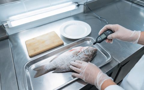 秋季出餐安全：水产品加工的温度与时间