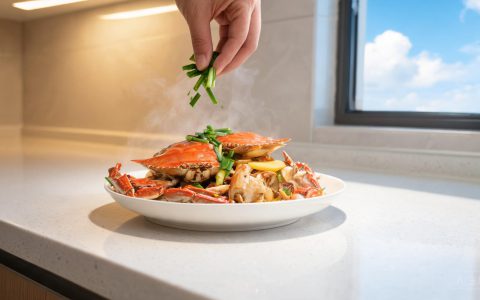 梭子蟹怎么做才鲜？两招挑蟹加一把猛火，家宴硬菜稳了