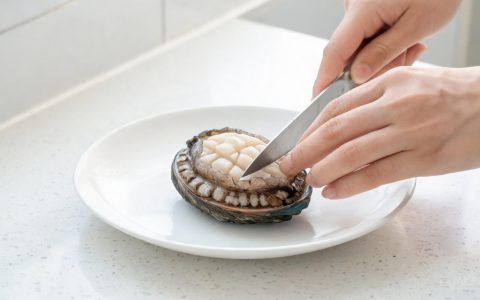 鲍鱼怎么处理不柴？打花加煨煮，新手也能做出馆子味